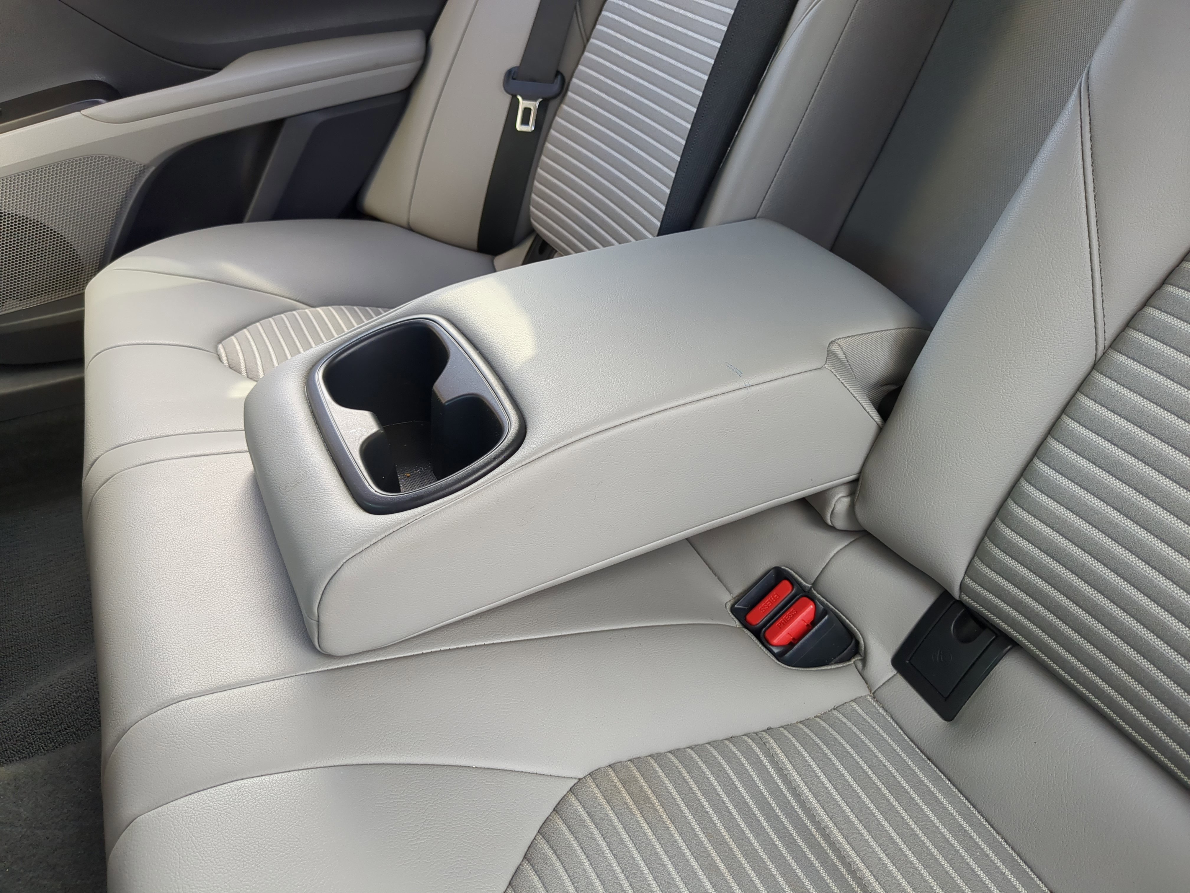 Used 2022 Toyota Camry SE image 16