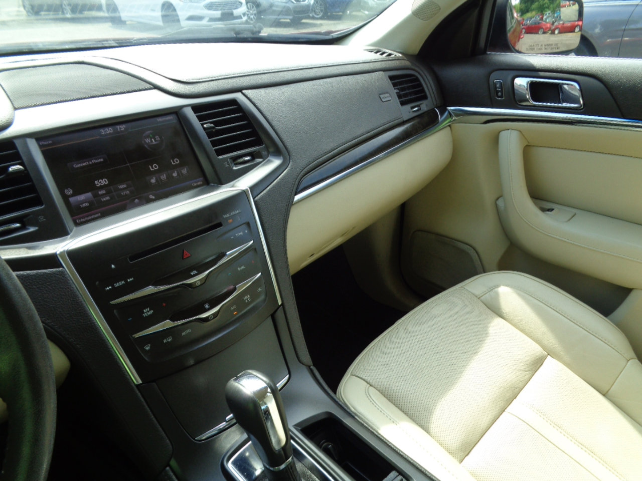 Used 2014 Lincoln MKS Sedan image 25