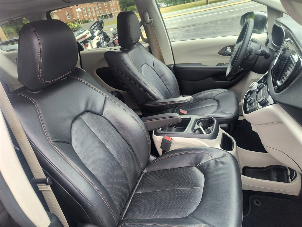 Used 2018 Chrysler Pacifica Touring-L Plus FWD image 20