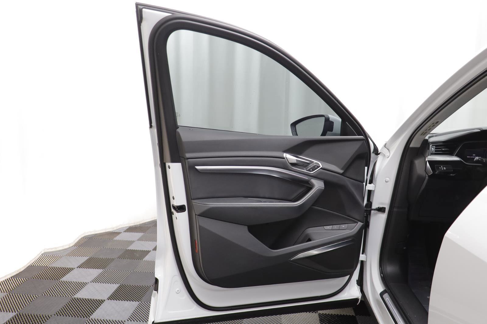 Used 2024 Audi Q8 e-tron Prestige w/ Prestige Package image 4