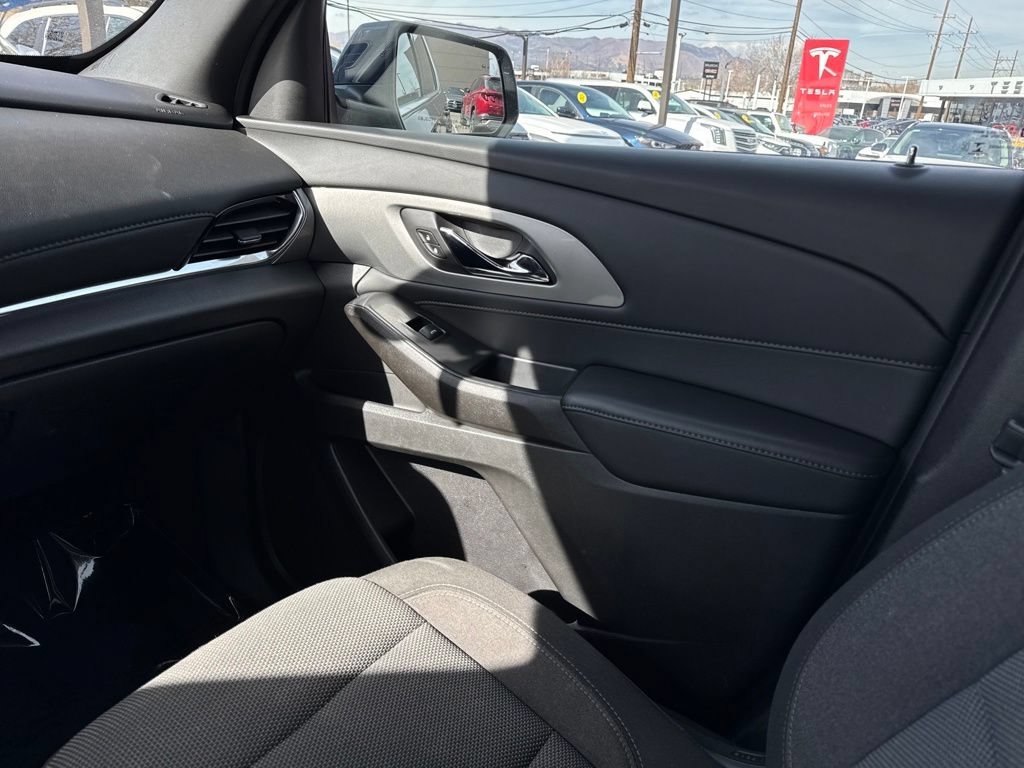 Used 2022 Chevrolet Traverse LT FWD image 36
