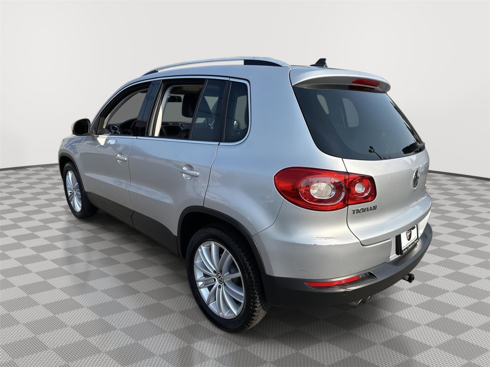 Used 2011 Volkswagen Tiguan SE image 11