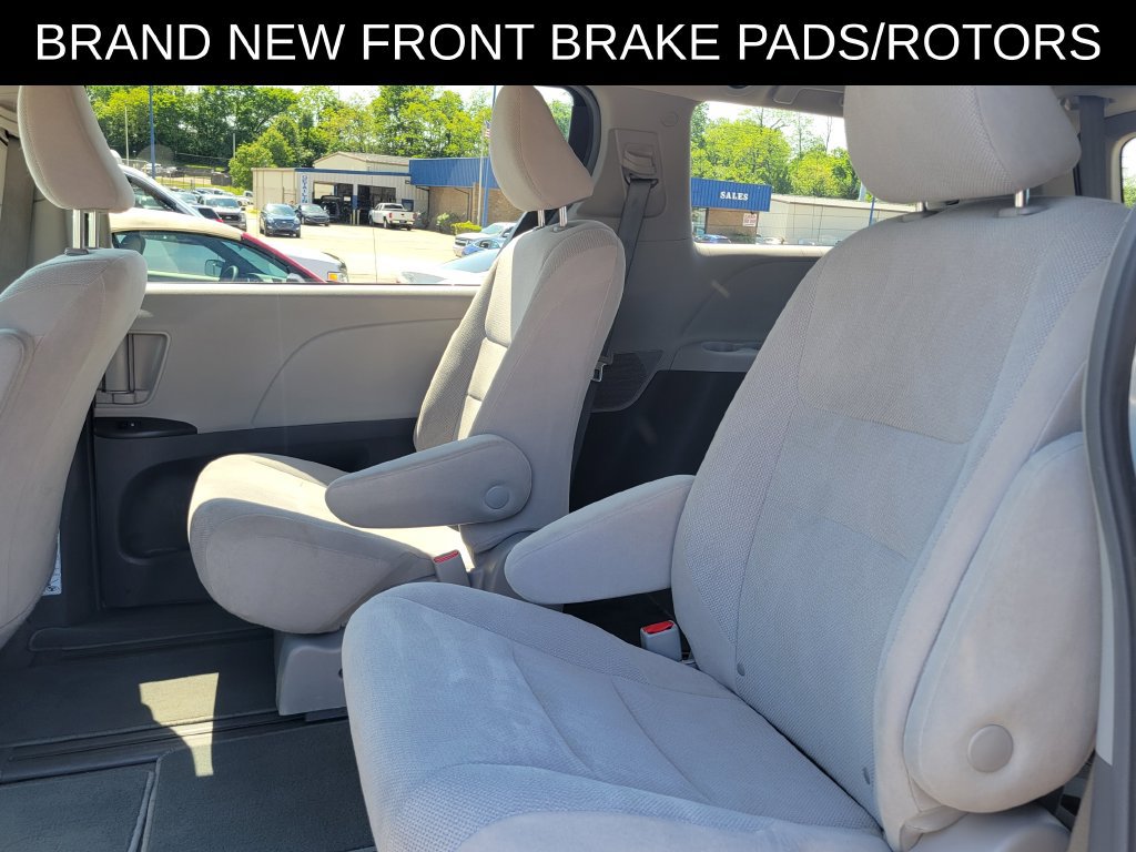 Used 2019 Toyota Sienna L w/ Carpet Mat Package FWD image 7