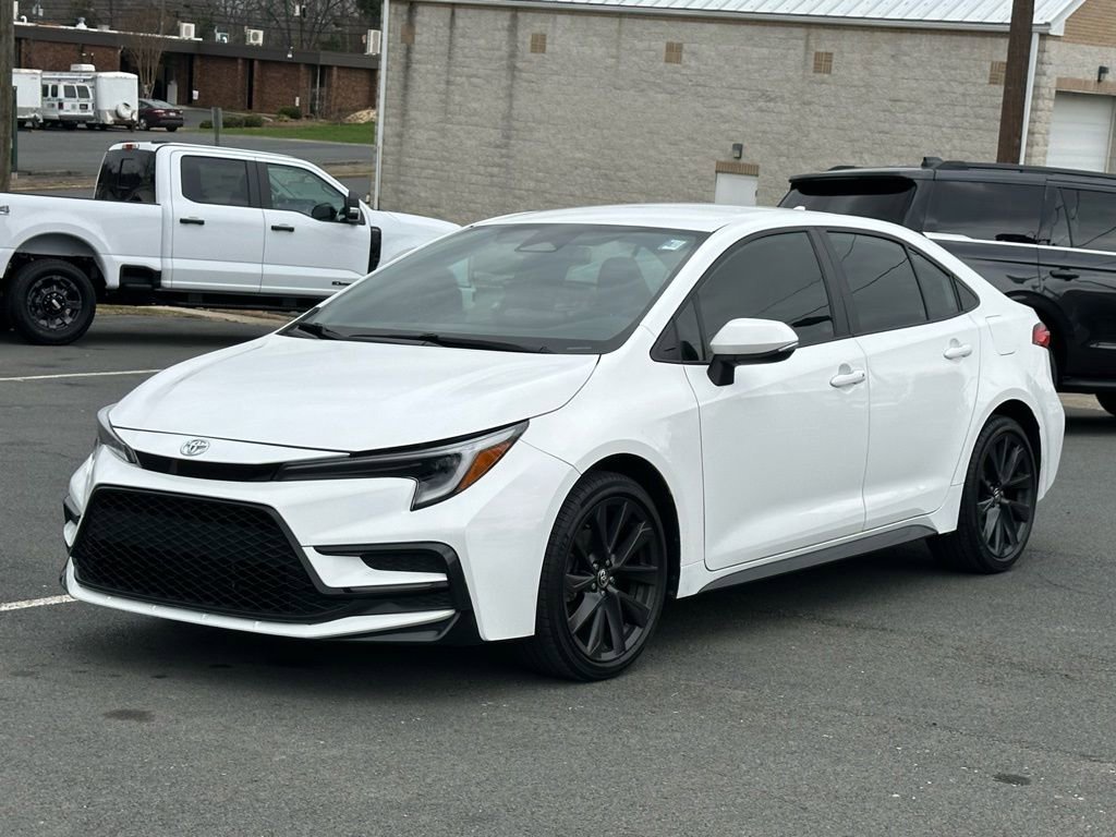 Used 2024 Toyota Corolla SE image 2