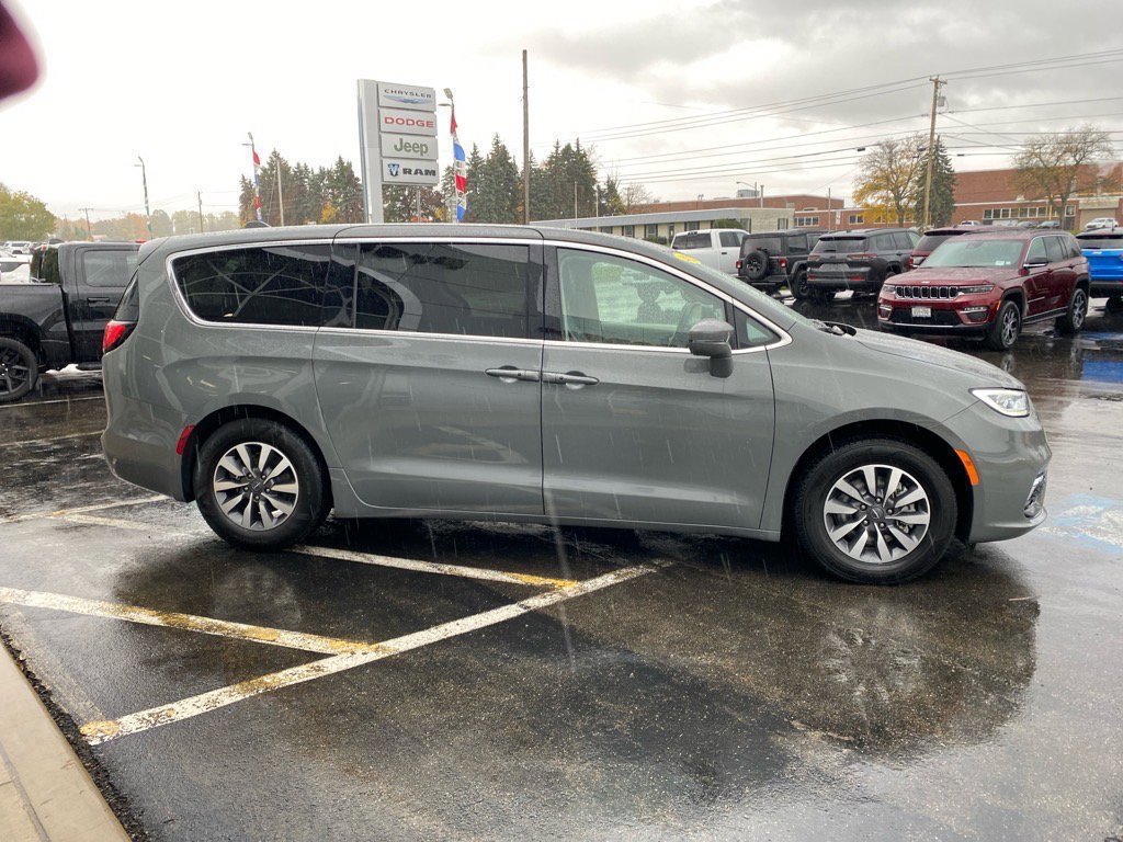 Used 2022 Chrysler Pacifica Touring-L image 6
