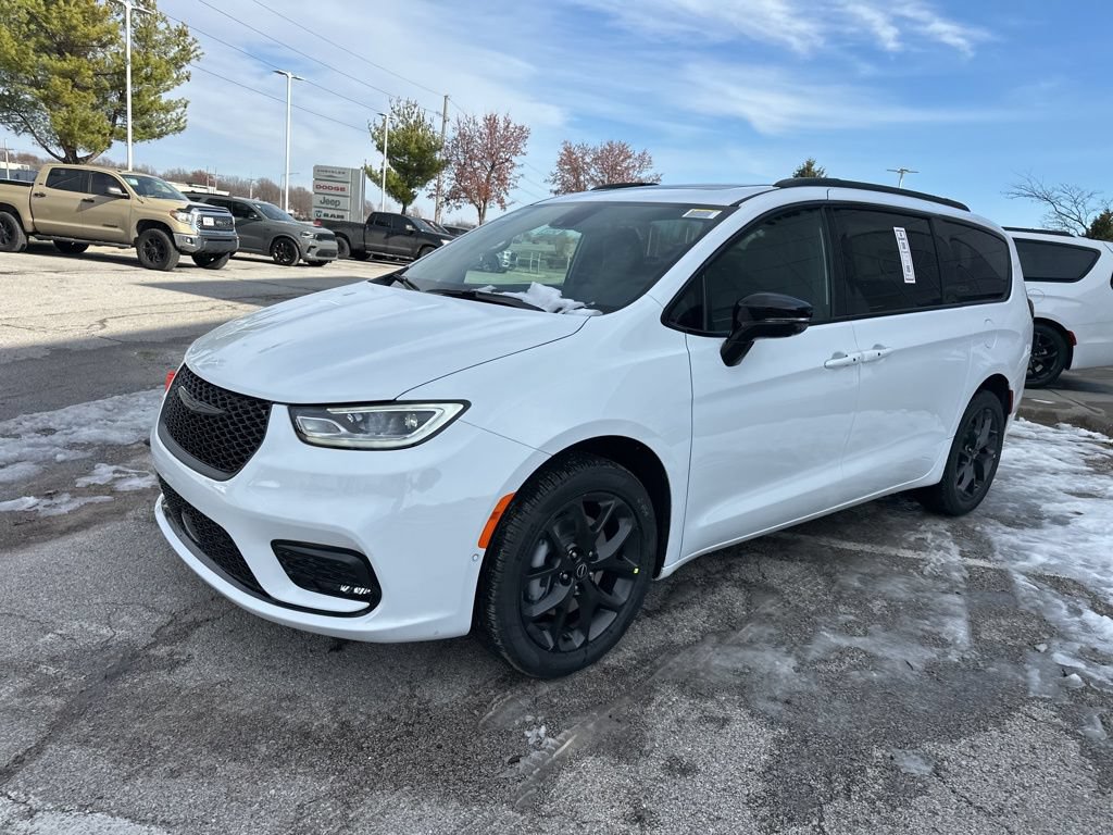 New 2026 Chrysler Pacifica Select AWD/4WD image 14
