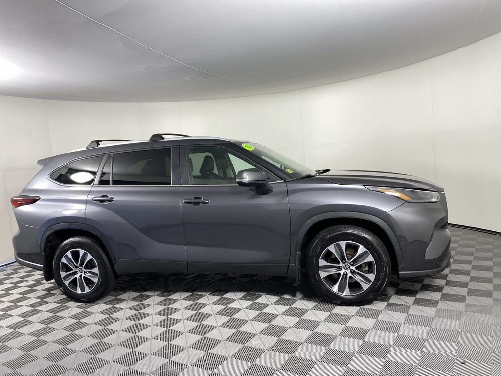 Used 2024 Toyota Highlander XLE AWD/4WD image 10
