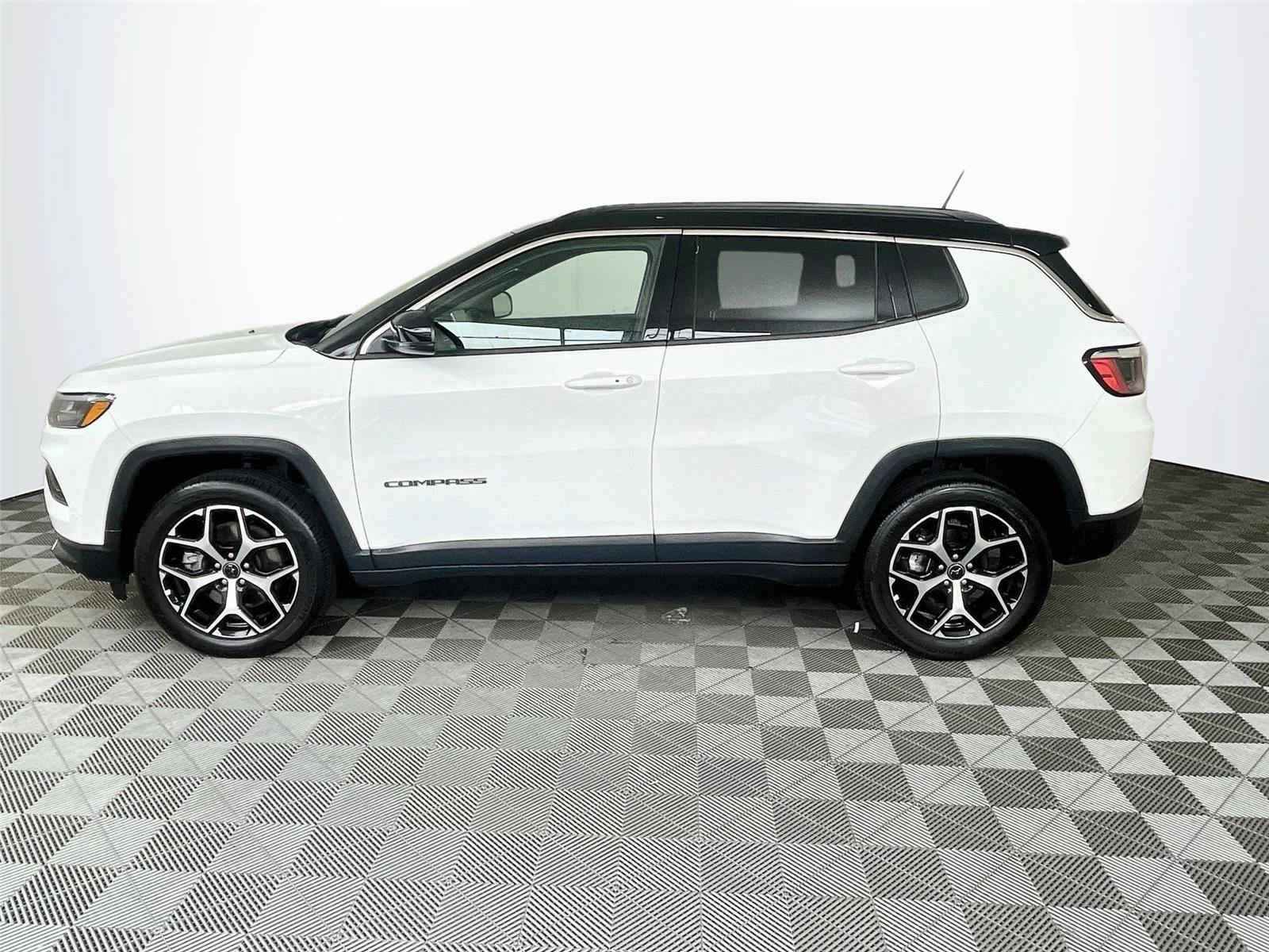 Used 2025 Jeep Compass Limited AWD/4WD image 4