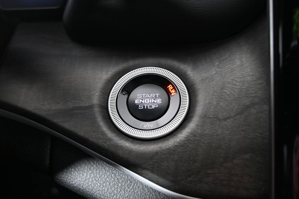 Used 2025 Jeep Grand Cherokee L Limited w/ Black Appearance Package image 32