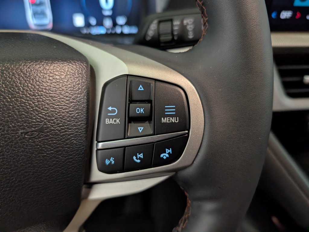 Used 2025 Ford Explorer Active AWD/4WD image 18