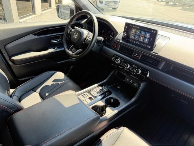 Used 2025 Honda Pilot TrailSport image 11