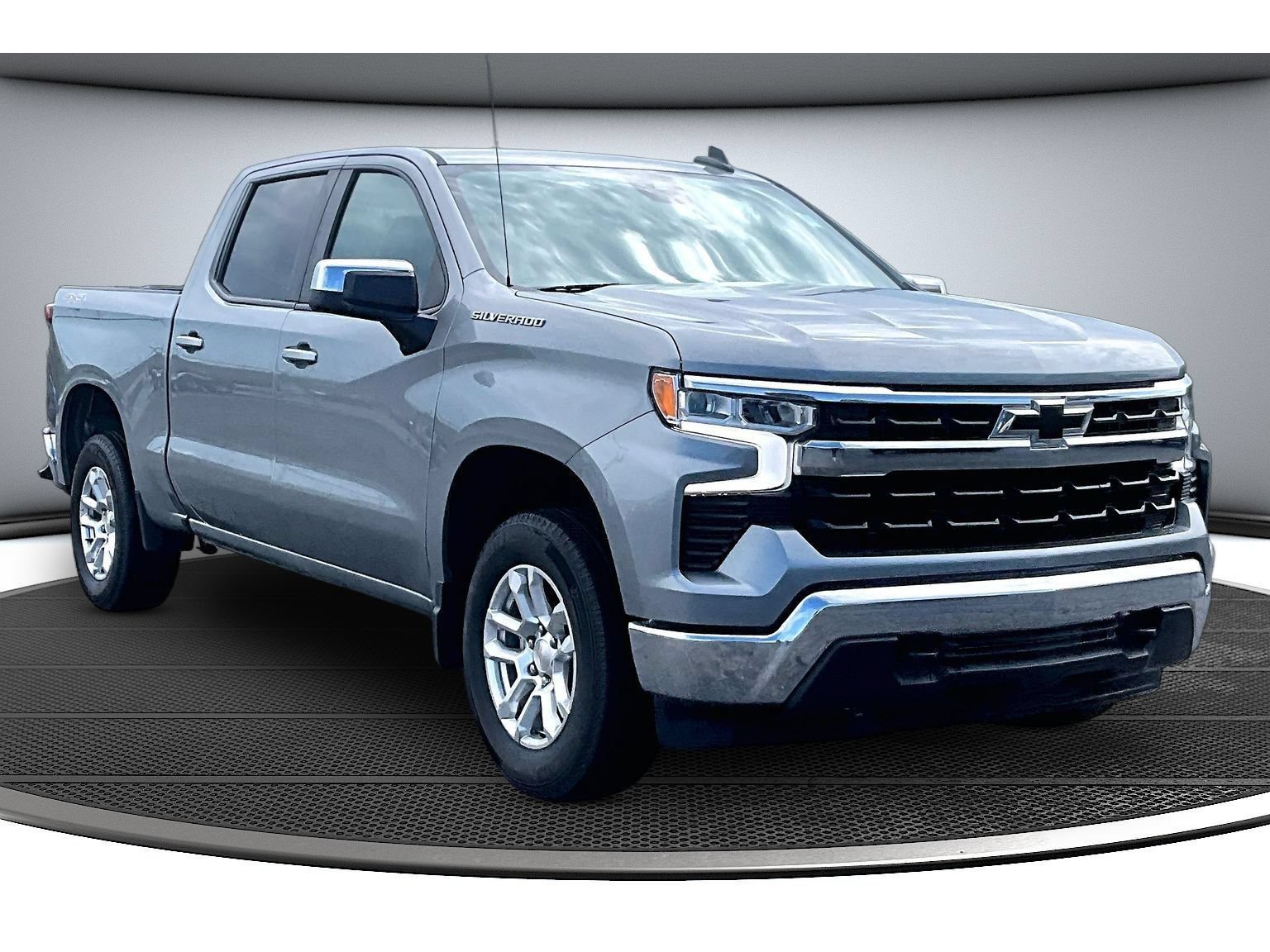 Used 2024 Chevrolet Silverado 1500 LT AWD/4WD image 2