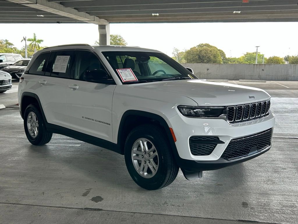 Used 2025 Jeep Grand Cherokee Laredo image 7