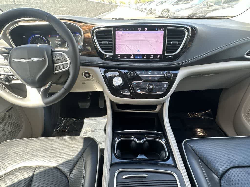 Used 2022 Chrysler Pacifica Limited image 24