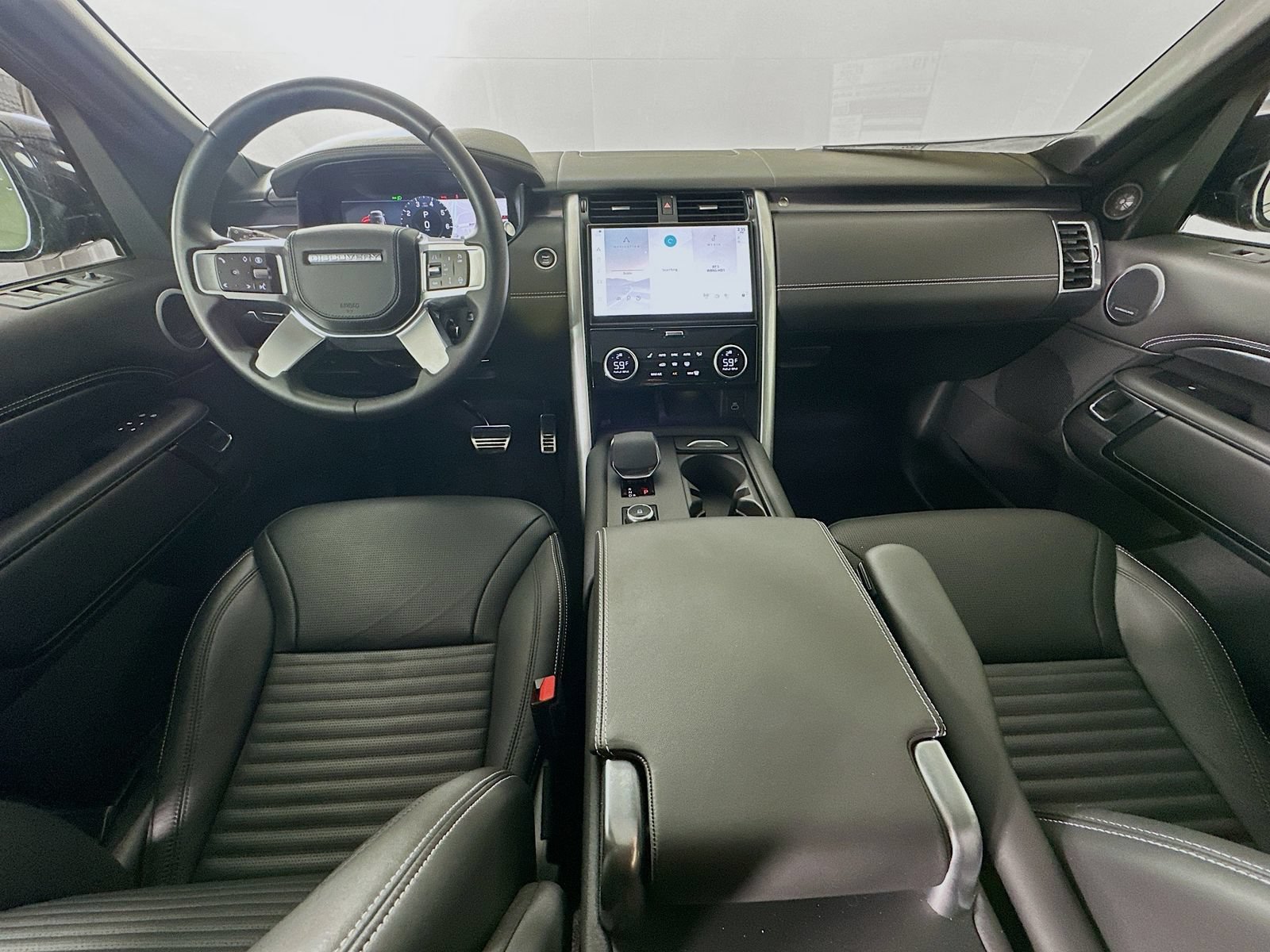 Used 2025 Land Rover Discovery Metropolitan Edition AWD/4WD image 13