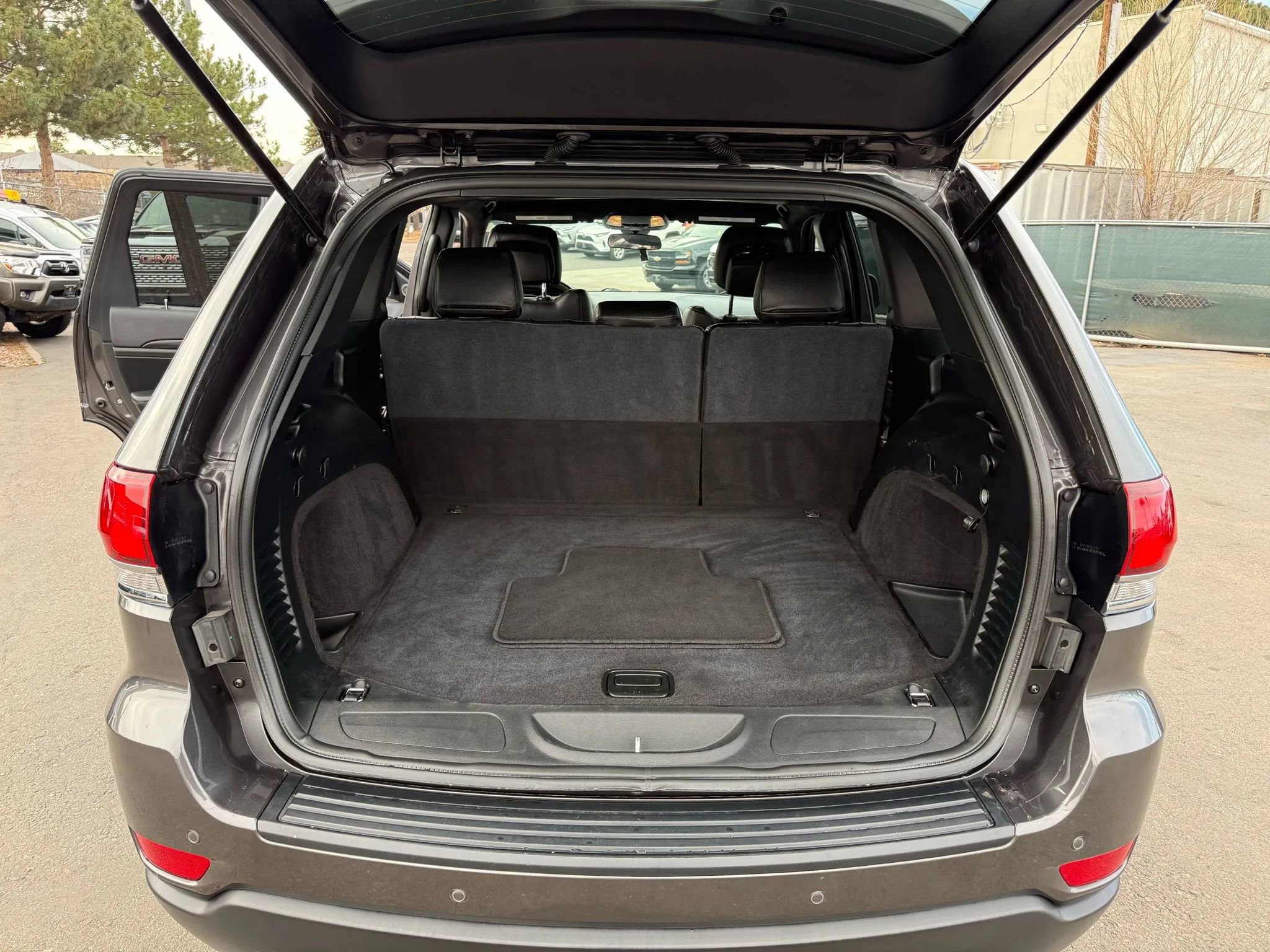 Used 2020 Jeep Grand Cherokee Laredo AWD/4WD image 19