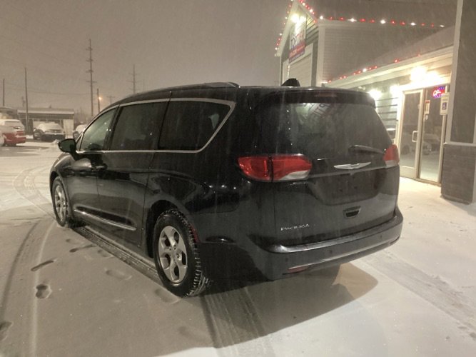 Used 2017 Chrysler Pacifica Touring-L Plus w/ Advanced Safetytec Group image 3