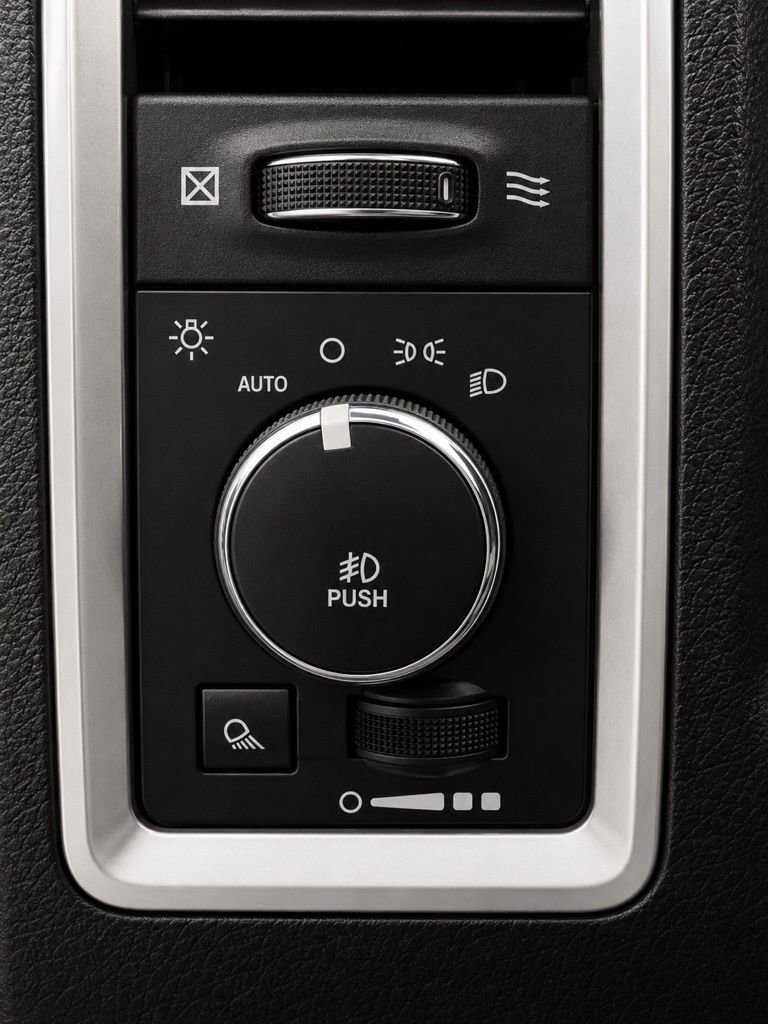Used 2018 RAM 1500 SLT AWD/4WD image 32