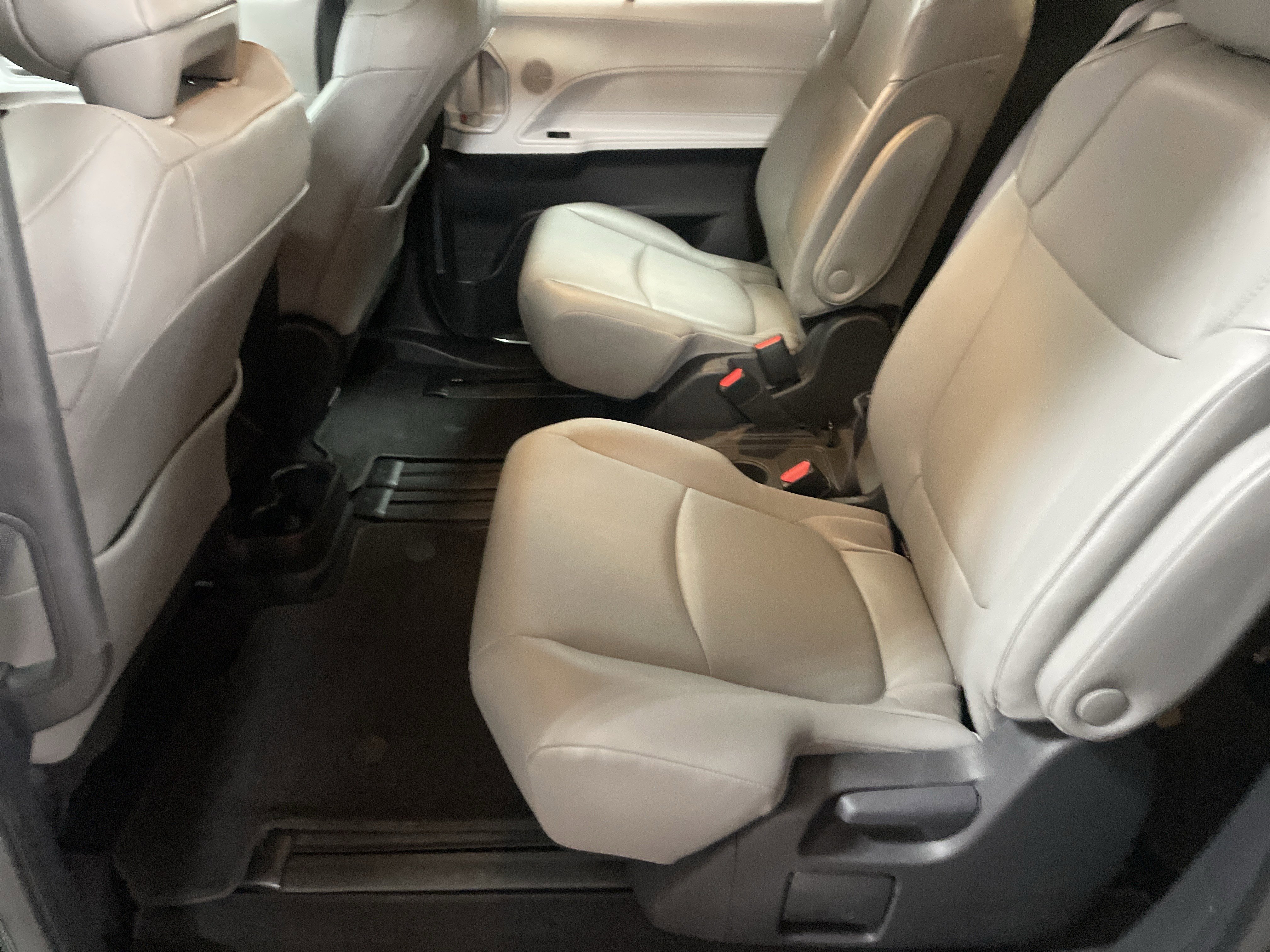 Certified 2025 Toyota Sienna XLE image 32