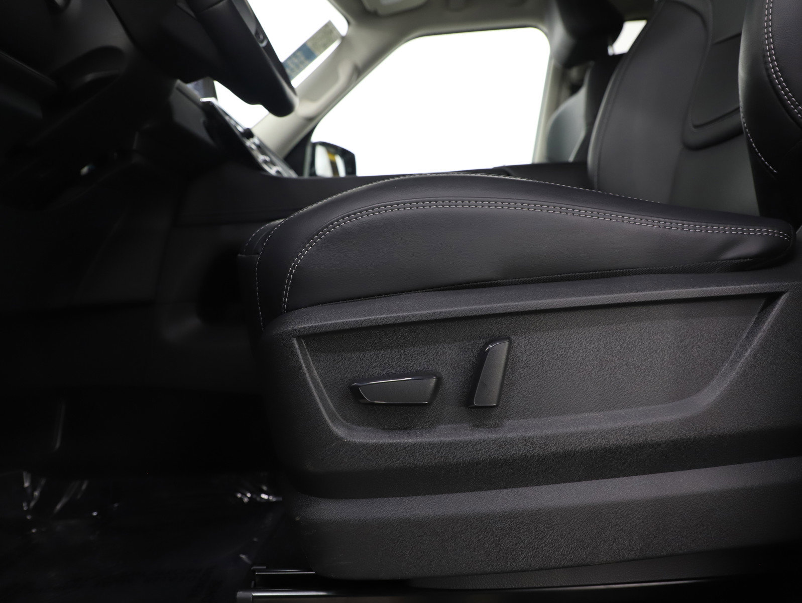 Used 2025 Nissan Armada SV image 22