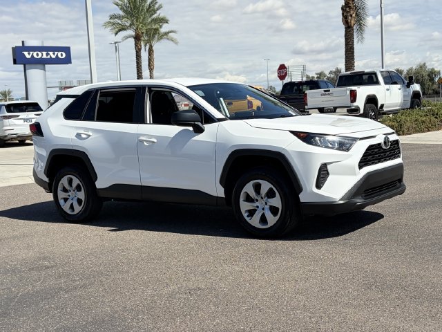 Used 2022 Toyota RAV4 LE AWD/4WD image 4