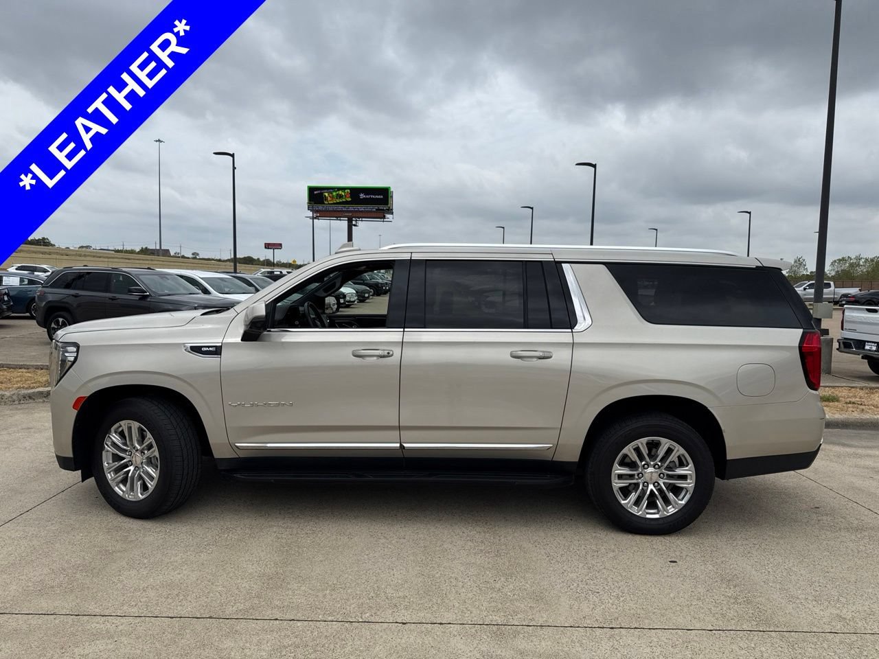 Used 2023 GMC Yukon XL SLT w/ SLT Luxury Package AWD/4WD image 3