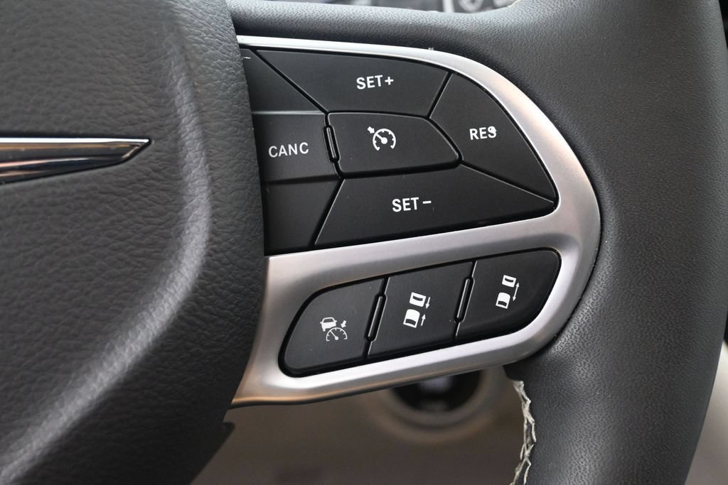 Used 2023 Chrysler Pacifica Touring-L AWD/4WD image 37