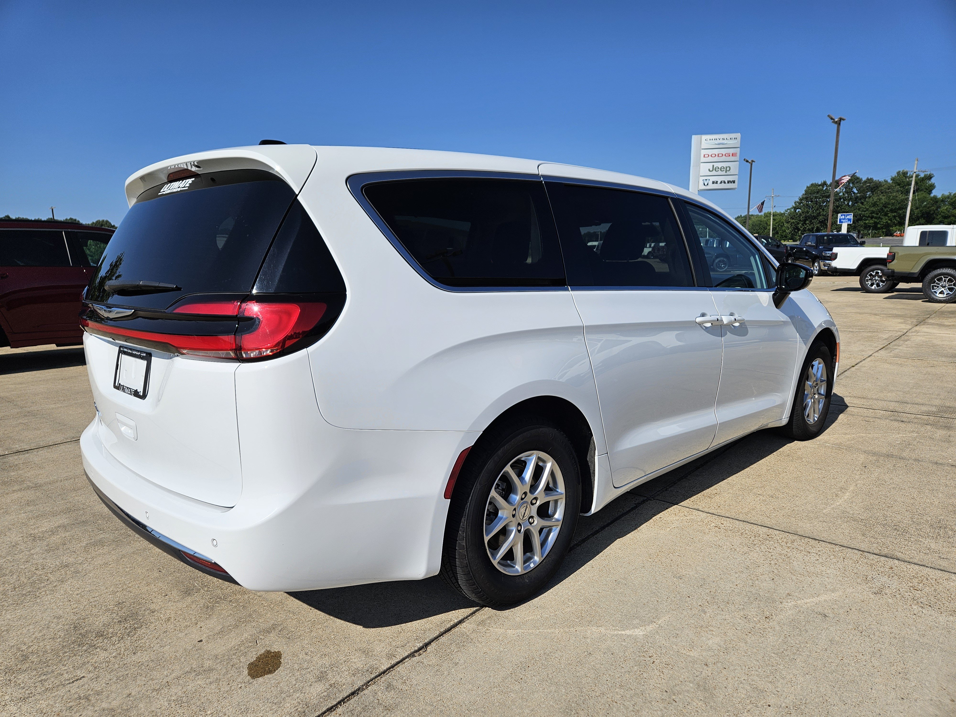 Used 2024 Chrysler Pacifica Touring-L FWD image 6