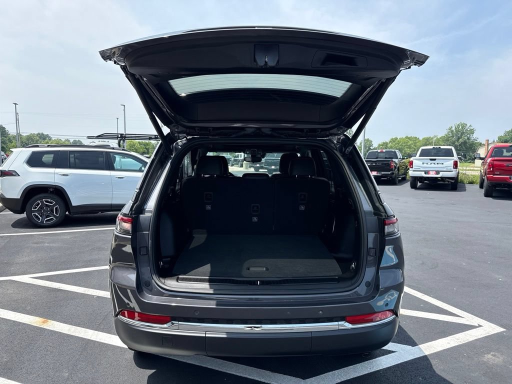Used 2024 Jeep Grand Cherokee Limited w/ Trailer Tow Package AWD/4WD image 8