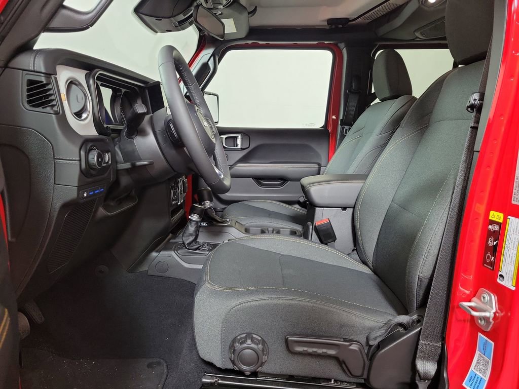 Used 2025 Jeep Wrangler Unlimited Sahara image 11