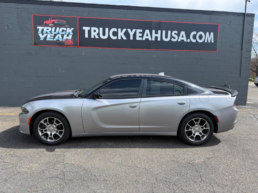 Used 2016 Dodge Charger SXT image 2