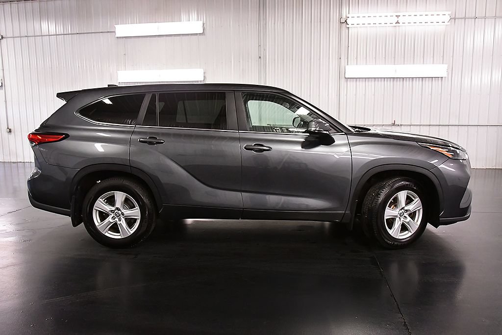 Used 2023 Toyota Highlander LE AWD/4WD image 9