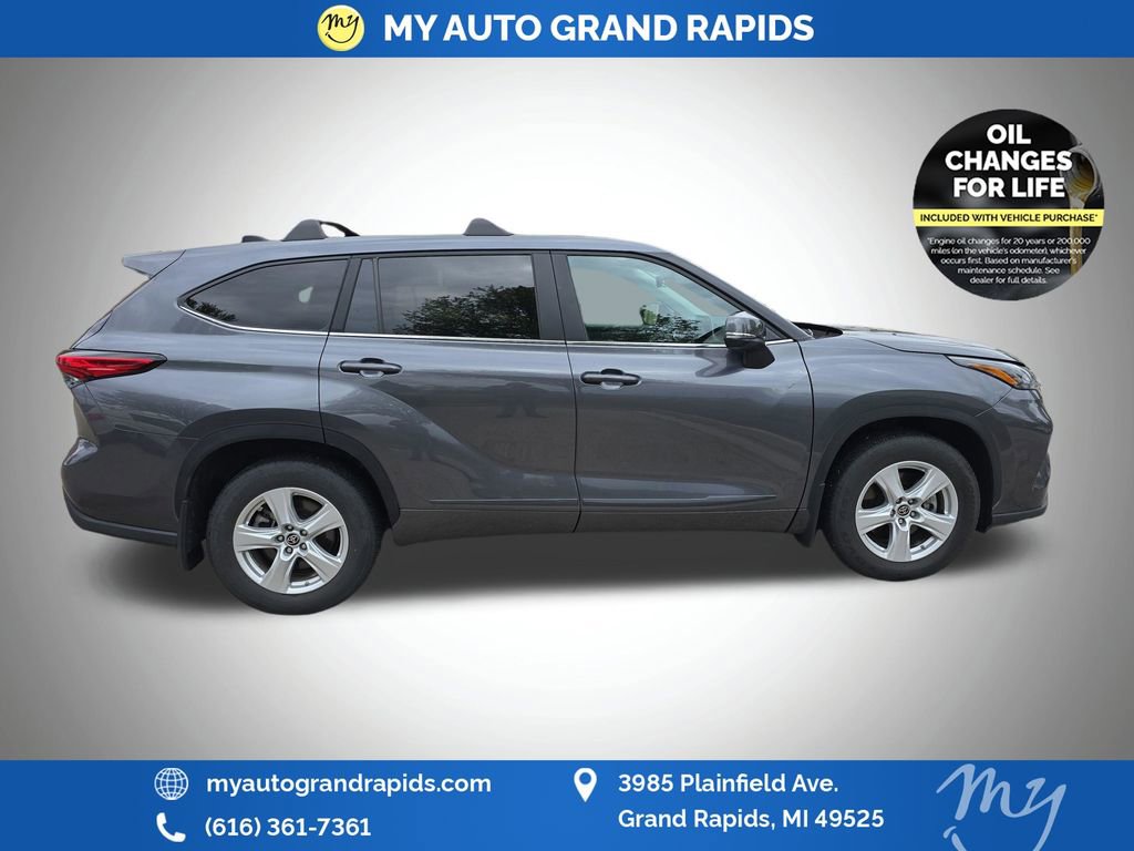 Used 2023 Toyota Highlander LE AWD/4WD image 8