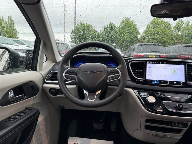Used 2023 Chrysler Pacifica Touring-L FWD image 17