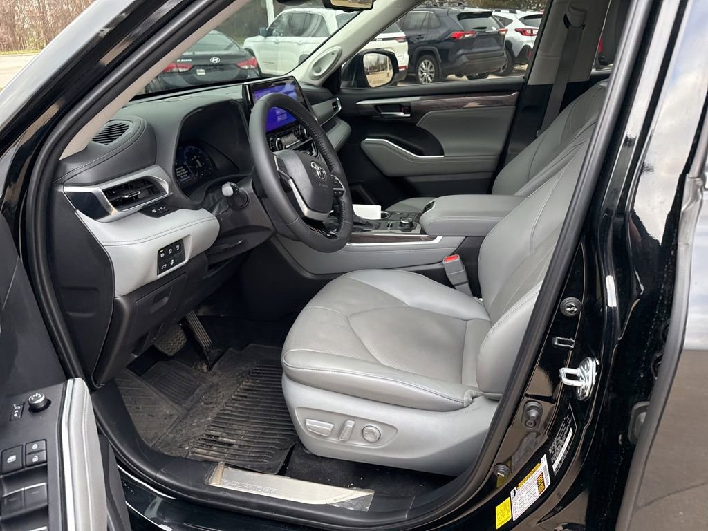 Used 2025 Toyota Highlander Platinum image 14