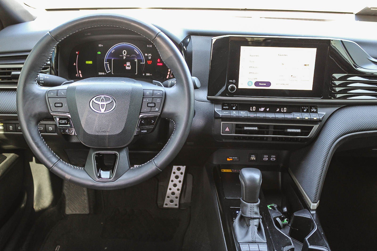 Used 2025 Toyota Camry SE w/ Convenience Package FWD image 16