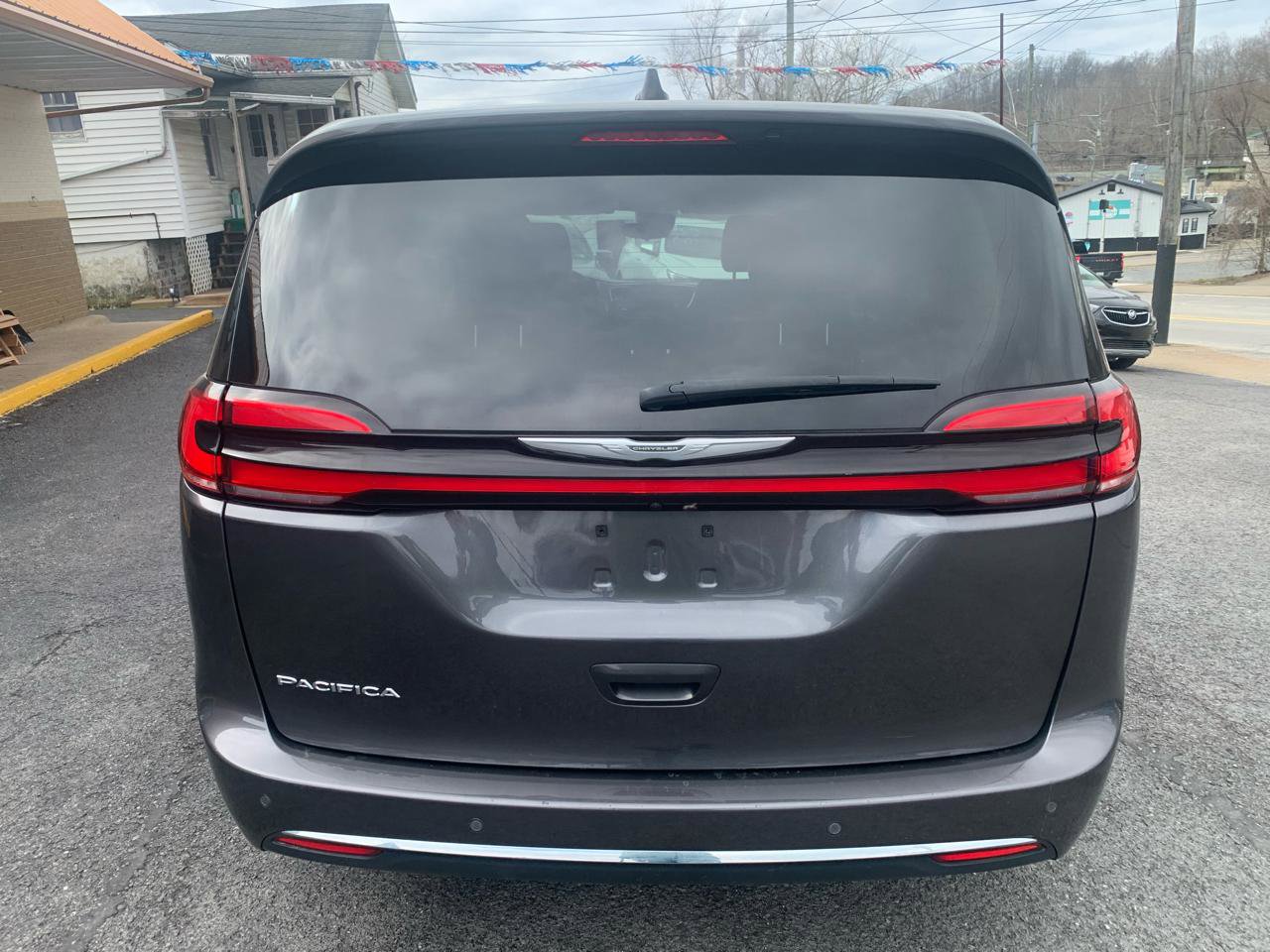 Used 2023 Chrysler Pacifica Touring-L image 4