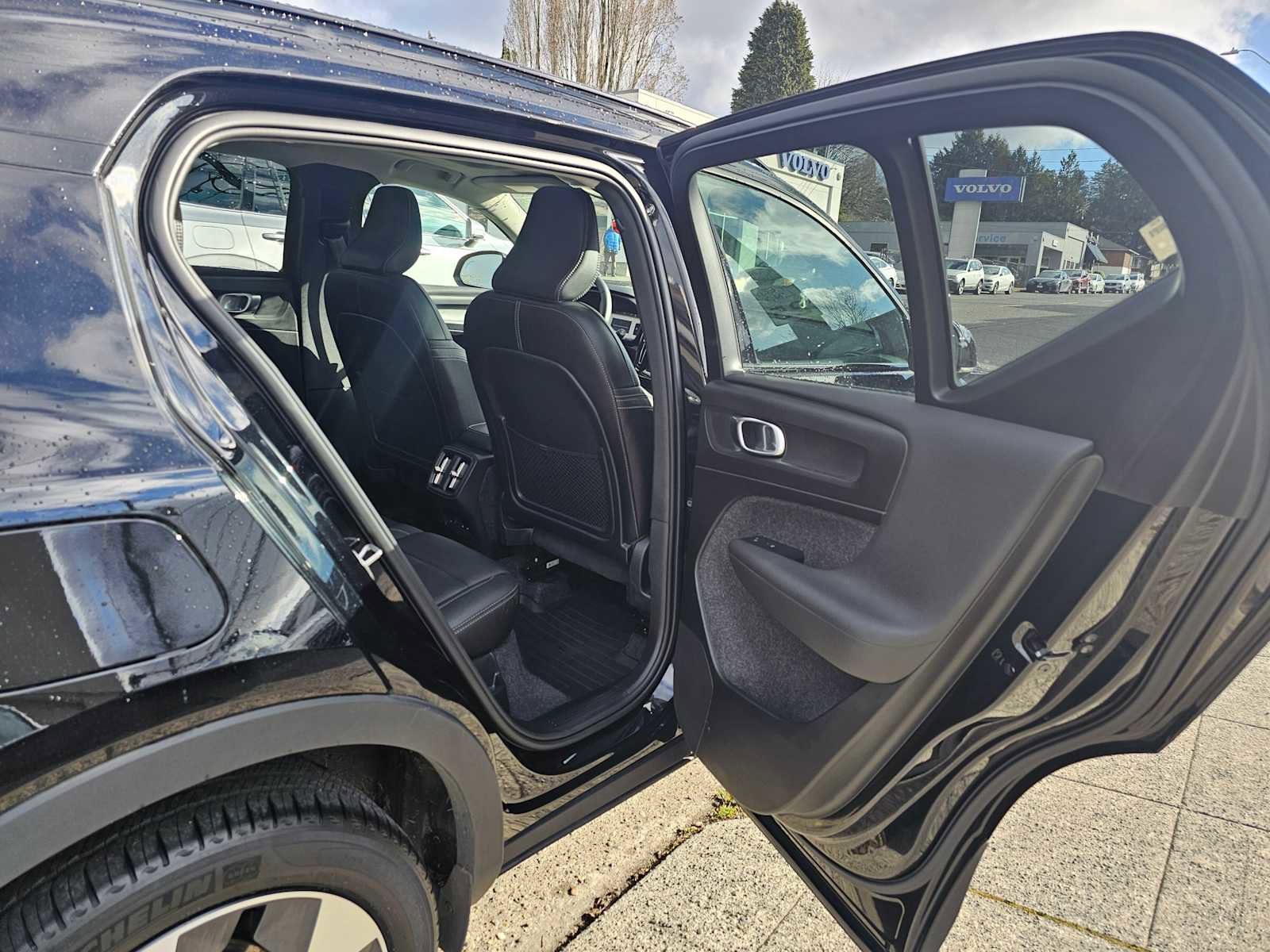 Used 2025 Volvo XC40 B5 Plus w/ Protection Package Premier image 13