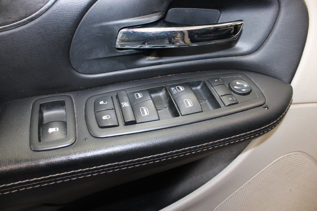 Used 2014 Chrysler Town & Country Touring FWD image 22