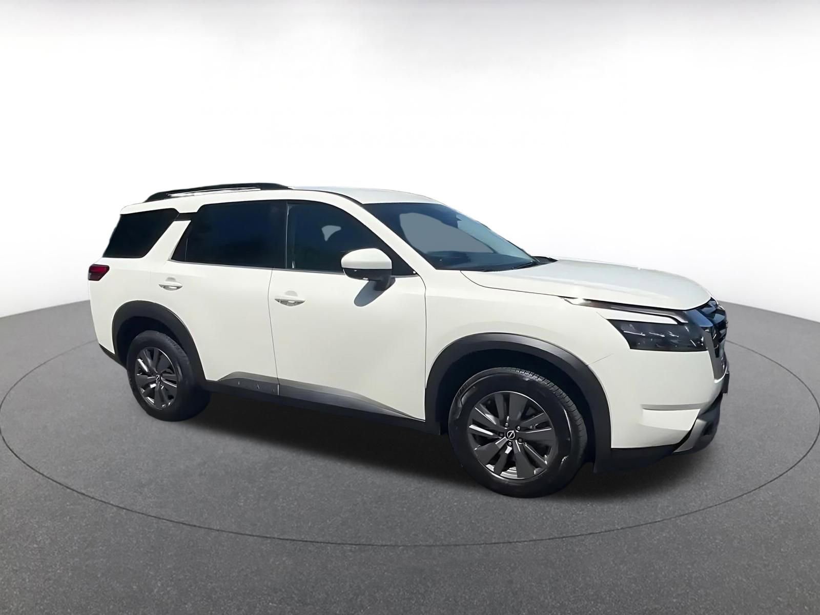 Used 2025 Nissan Pathfinder SV image 2