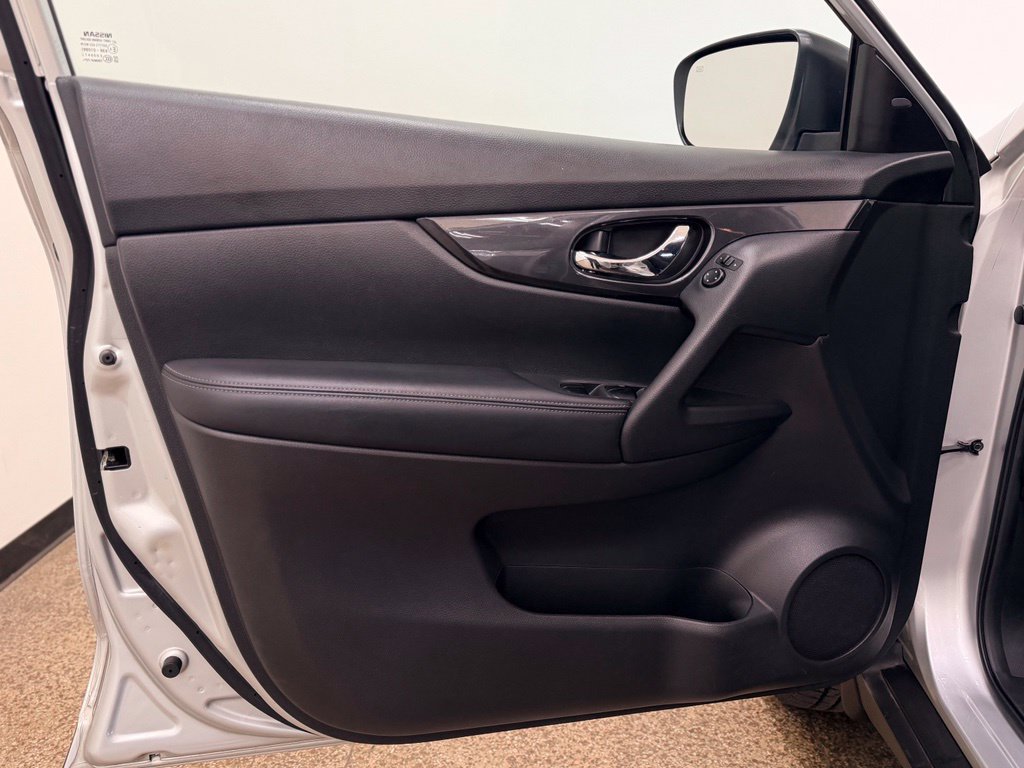 Used 2018 Nissan Rogue SV AWD/4WD image 10
