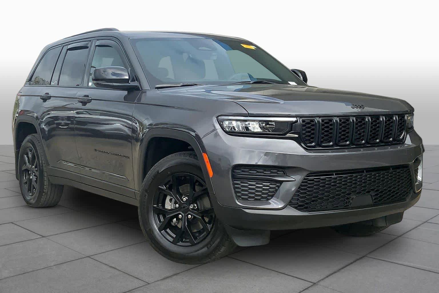 Used 2025 Jeep Grand Cherokee Altitude AWD/4WD image 5
