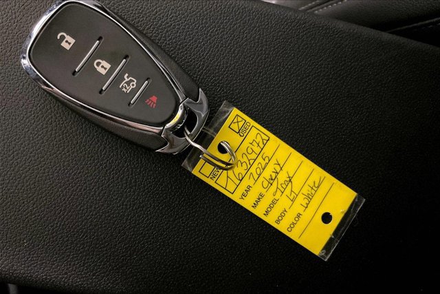 Used 2025 Chevrolet Trax LT w/ LT Convenience Package FWD image 11