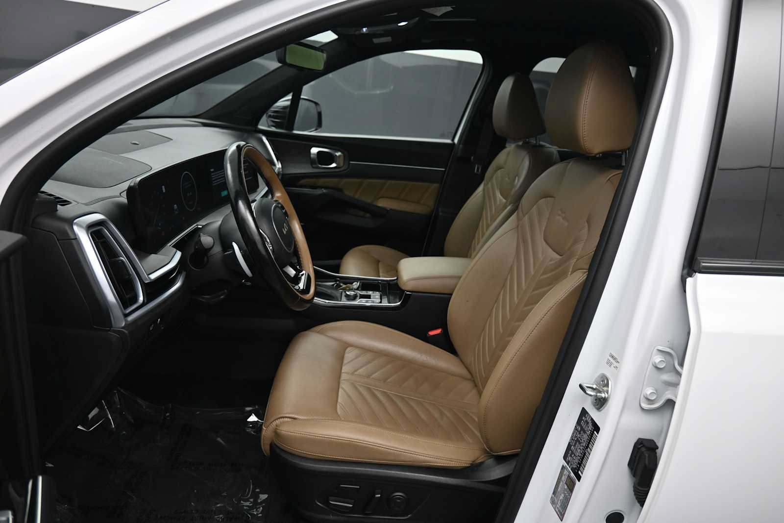 Certified 2024 Kia Sorento SX Prestige w/ Olive Brown Leather Package AWD/4WD image 18