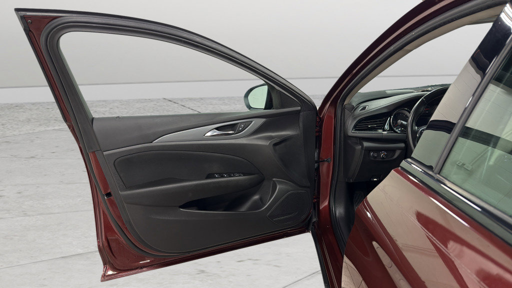 Used 2018 Buick Regal Preferred image 14