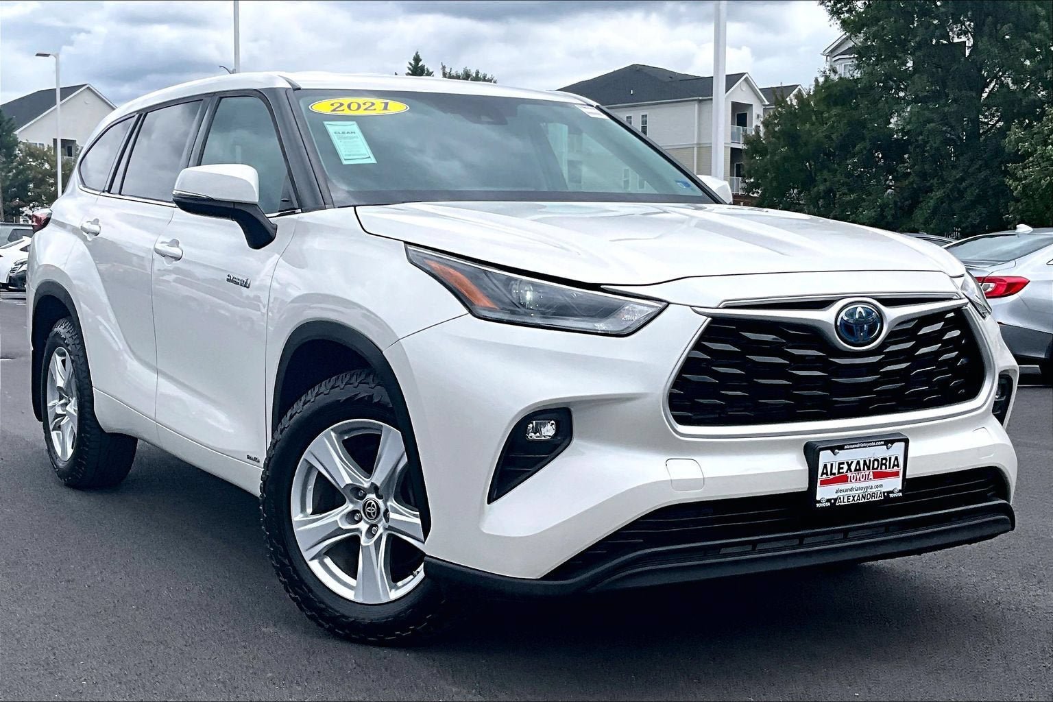 Used 2021 Toyota Highlander LE AWD/4WD image 2