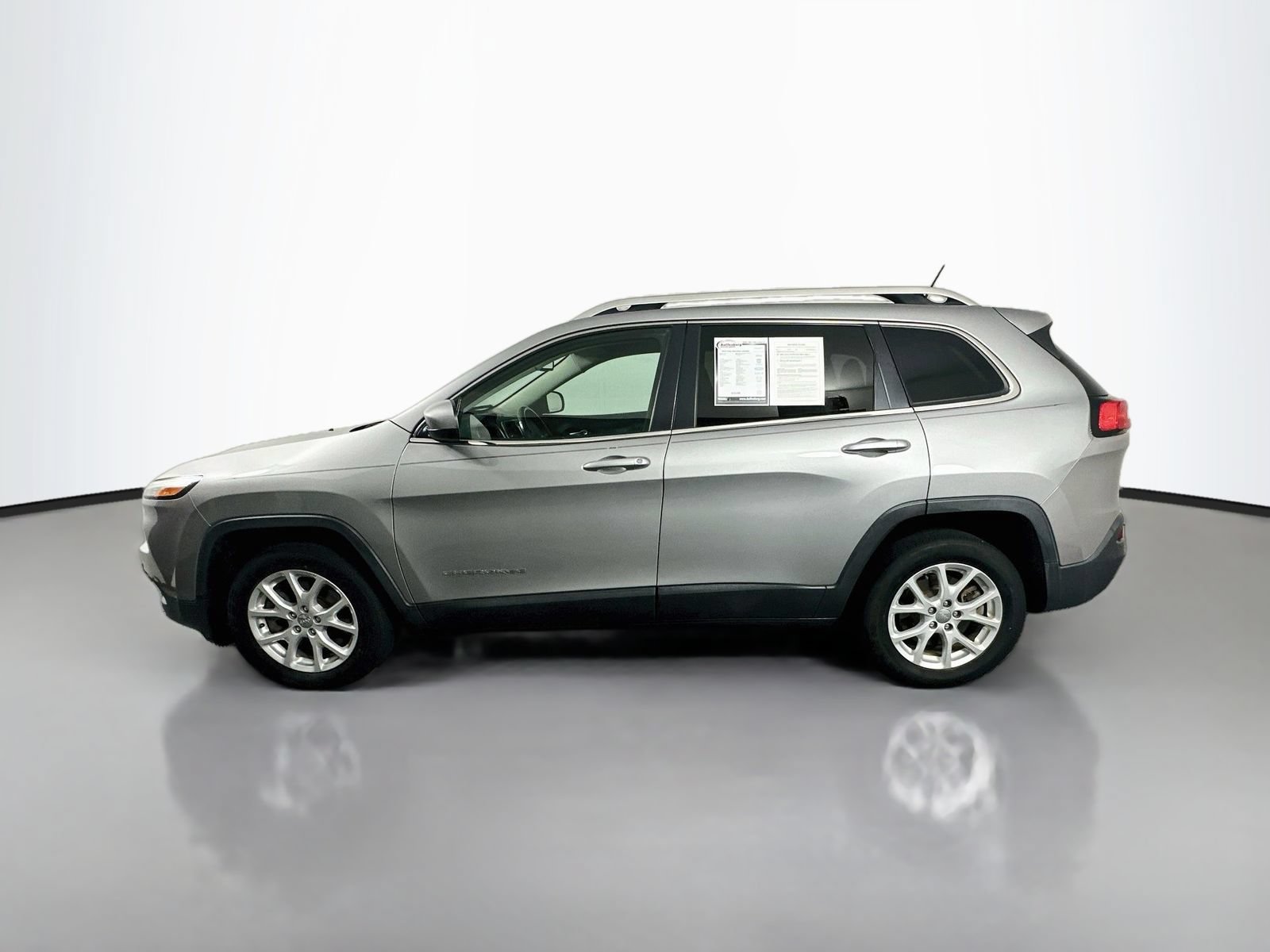 Used 2015 Jeep Cherokee Latitude w/ Cold Weather Group FWD image 4