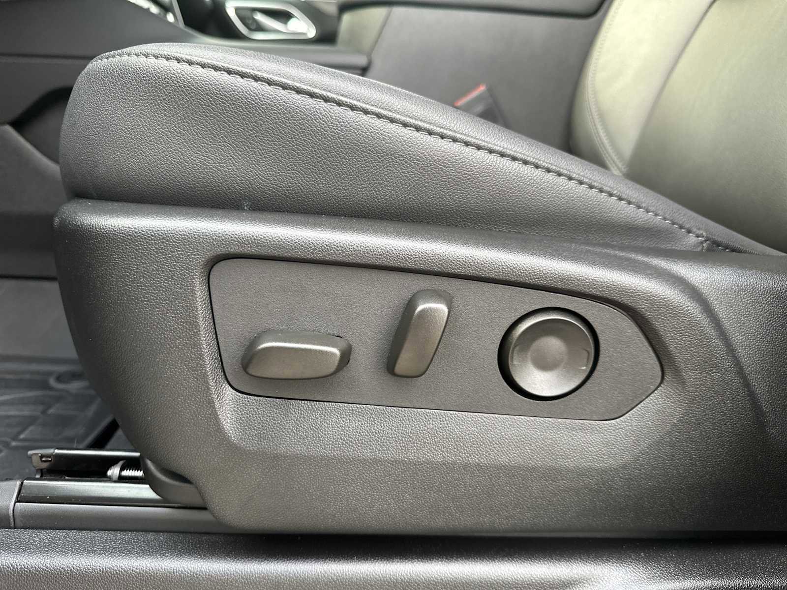 Used 2024 Chevrolet Suburban Z71 w/ Luxury Package image 8