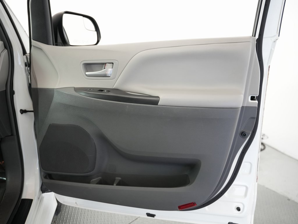 Used 2018 Toyota Sienna LE image 49