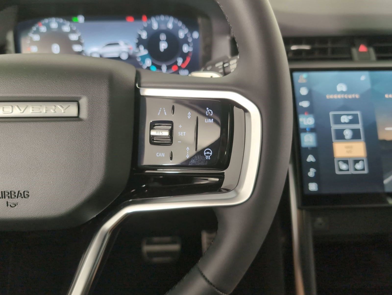 New 2025 Land Rover Discovery Sport Dynamic SE AWD/4WD image 16